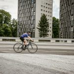 Vélo, voiture et trottinette sur la route