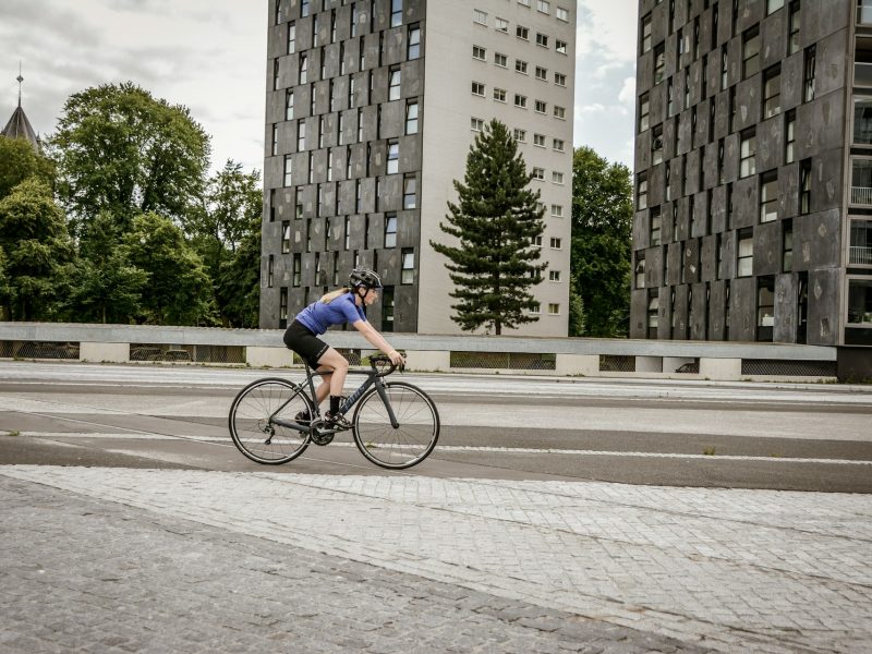 Vélo, voiture et trottinette sur la route