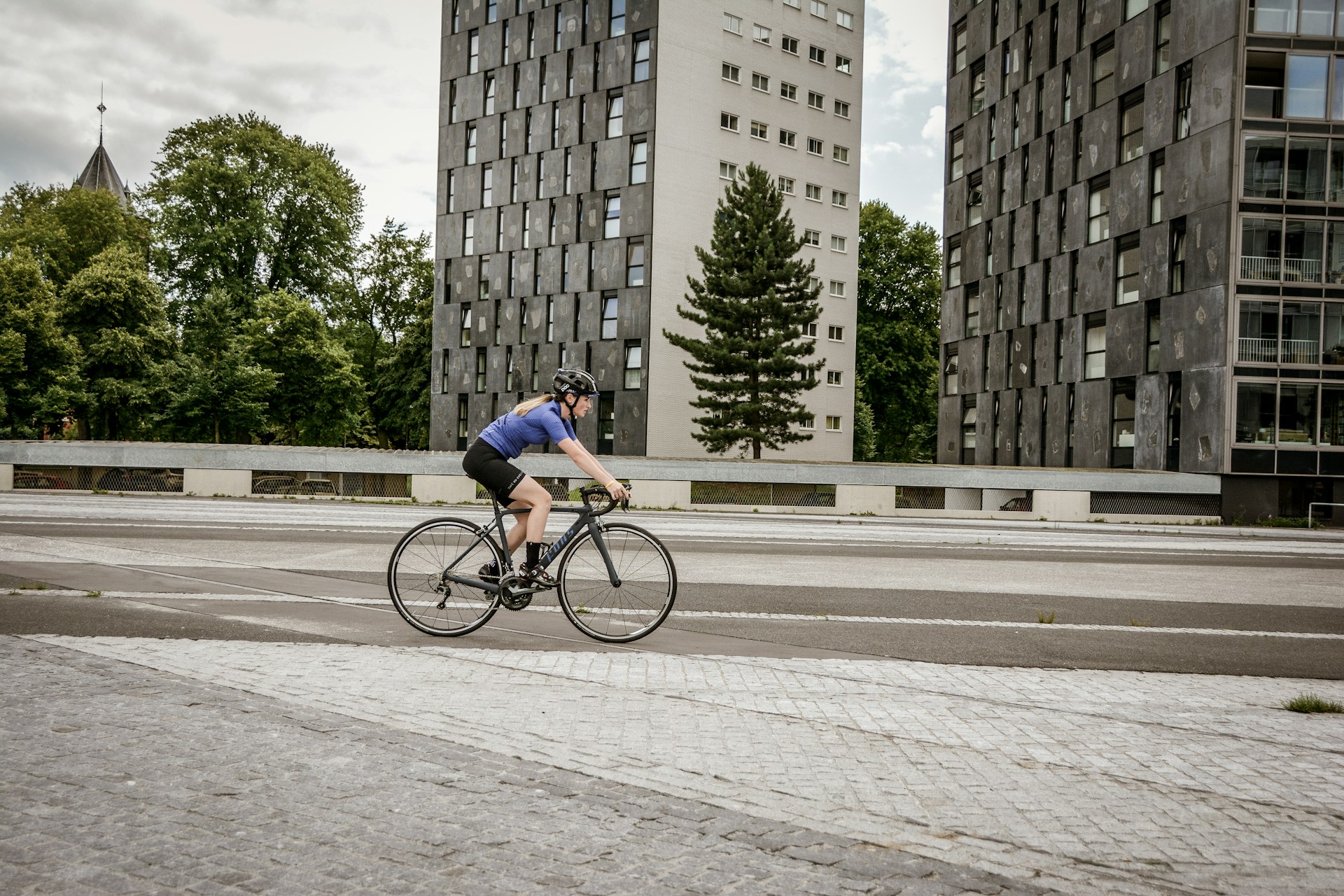 Vélo, voiture et trottinette sur la route